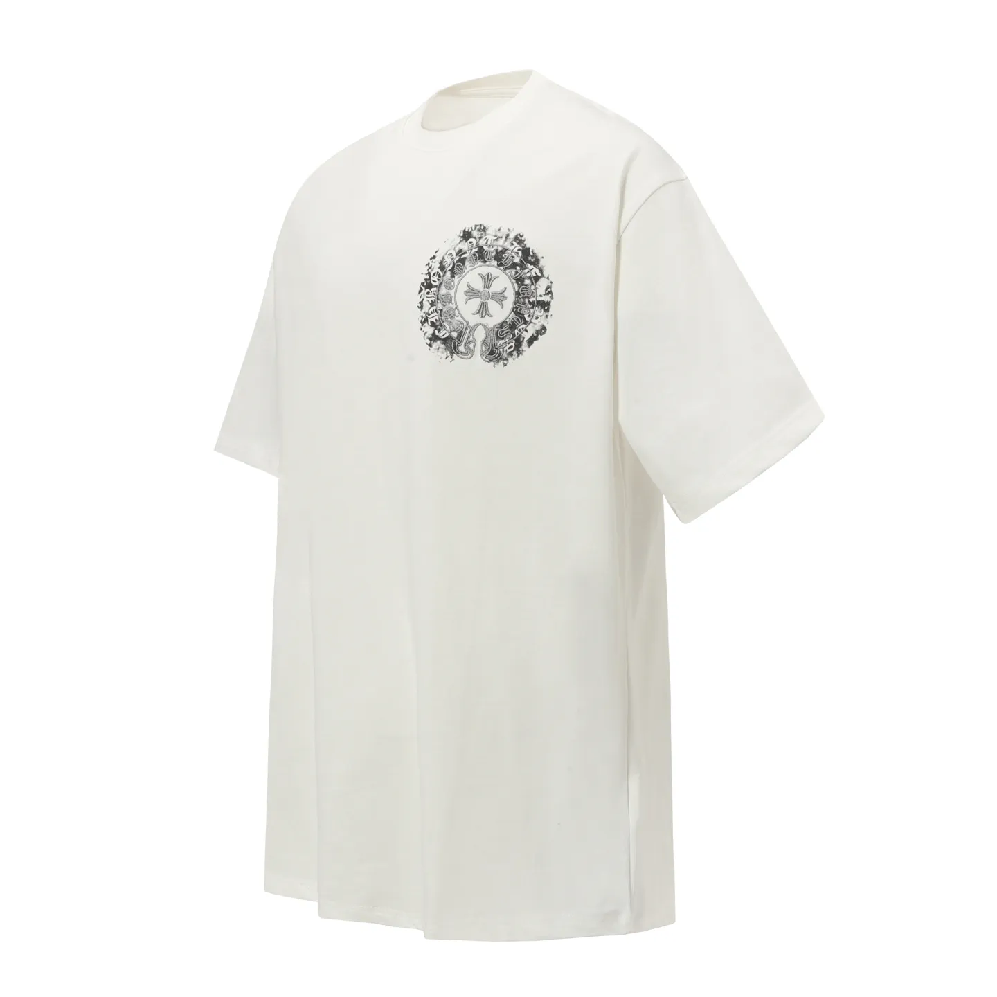 P170 Chrome Hearts CH Chrome Hearts Sanskrit horseshoe embroidered short-sleeved T-shirt. Printed by direct injection imported machine. Hardware accessories are all milled and customized. Correct configuration. Black 2025 Chrome Hearts authentic packaging. 280 grams of custom-dyed double yarn cotton. Large version. Loose and stylish. Different from lower versions, slim and long version with upper body and hip stretch. 100% commitment: top quality. Not fast food. The highest version on the market. Top quality - different from ordinary versions on the market. If you care about quality, you should also respect the price. Absolutely 0 after-sales service and 0 return rate so far. It’s hard not to love the style - 280g double yarn cotton custom dyed fabric - Correct high-density main mark, washed tag, hand-sewn